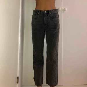  - Super snygga gråa jeans från Arket. Inköpta för 1100kr och är aldrig använda. 