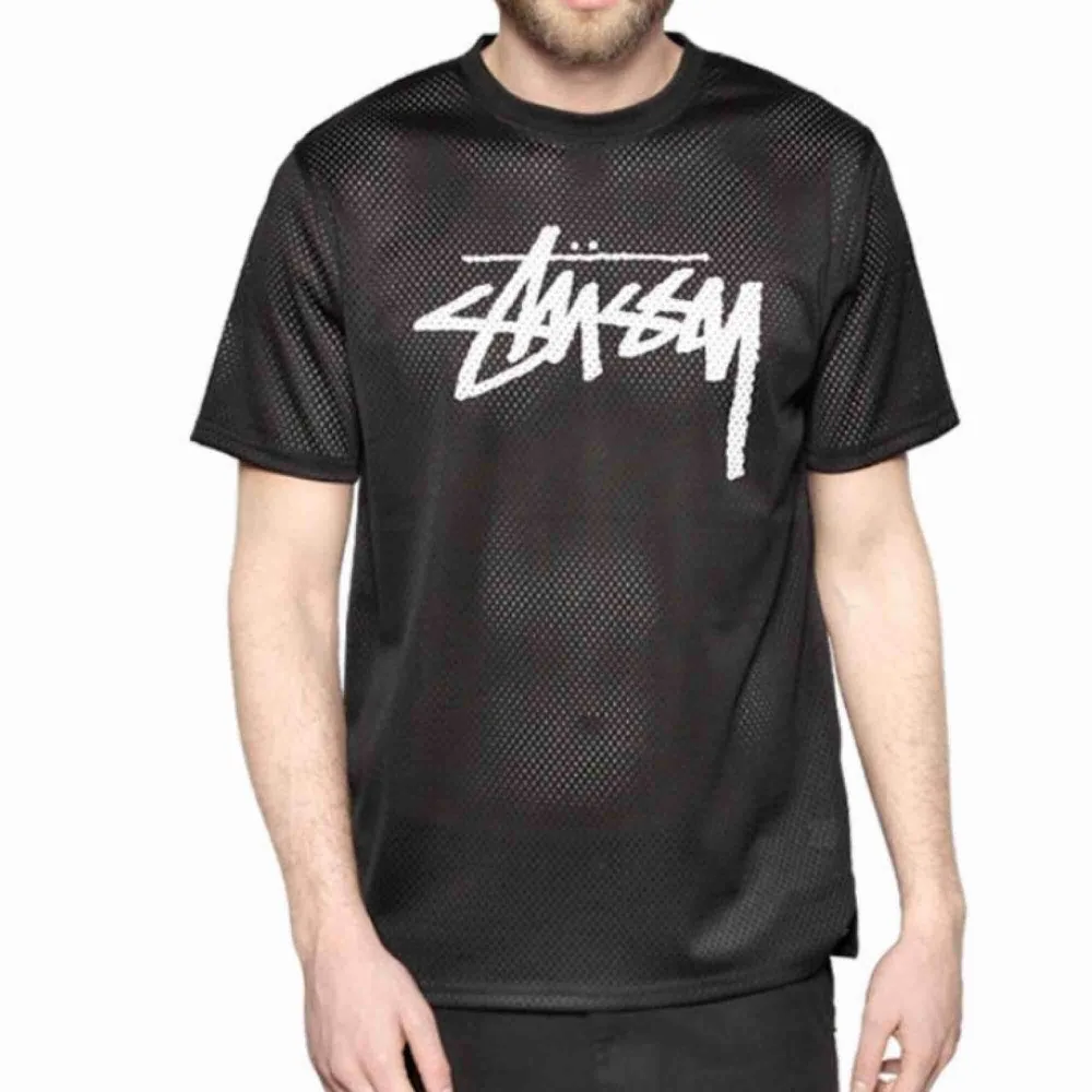 Mesh tröja från Stussy köpt på herravdelningen på Urban Outfitters! Frakt tillkommer! :) . T-shirts.