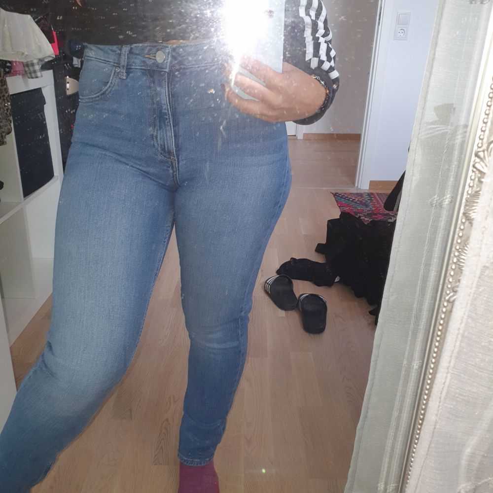 Jeans från H&M jätte fint skick :). Jeans & Byxor.