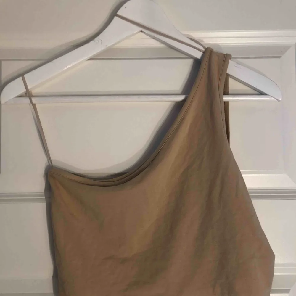 One-shoulder linne från pieces (vero Moda), frakt inkluderat i priset 😁🌸🤘🏼. Skjortor.