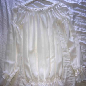  - Fin blus. Aldrig använt för mamma köpte den till mig och de förklarar saken. Men man hade kunnat style upp den väldigt coolt🙀👑😎