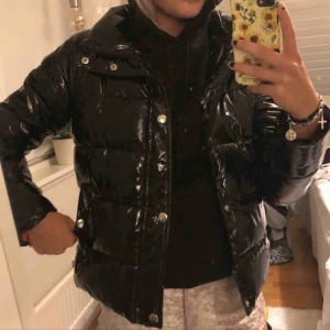  - Svart, tjock ”lackjacka” från Forever21, Säljer på grund av att jag vill köpa ny vinterjacka! Varm och skön! 200+ frakt