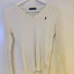 - Fake Ralph Lauren tröja från Turkiet Står ingen storlek men tror XS/S Väldigt fin och bra skick Säljer för jag inte använder den Köparen står för frakt eller hämtas i centrala Örebro, betalas via Swish eller kontant
