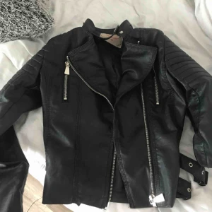  - Moto jacket från Chiquelle Använd fåtal gånger, fint skick skulle även säga att den e ganska liten i storleken 