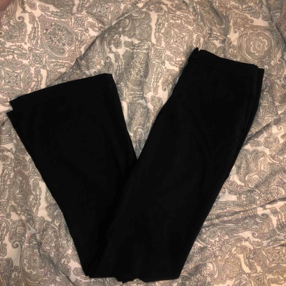 Svarta kostym bootcut byxor fickor fram men bak är det fakesydda fickor, egen gjorda hål på knäna . Jeans & Byxor.