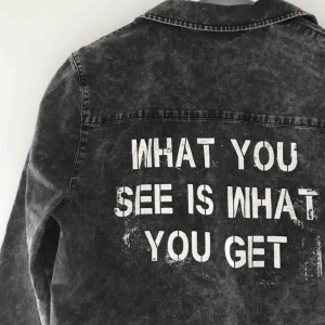  - Tunn jeansjacka med tryck på ryggen! Användbar både knäppt och oknäppt!