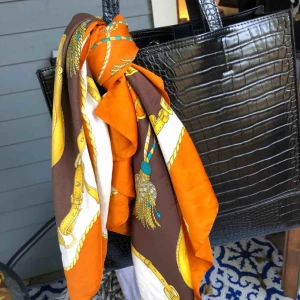  - Italiensk Scarf i utmärkt skick. 100% polyester. Köptes i Florens för ett år sedan. Buda gärna🌹