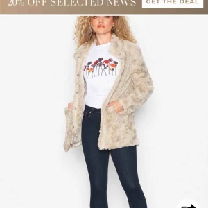  - Fluffig beige jacka från vero Moda i storlek XS, den längre modellen. Ser ut som den på första bilden förutom att det inte är en krage på den. Väldigt fint skick. 100kr + frakt 60kr. Nypris 499