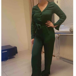  - Aldrig använd jumpsuit. Lappar kvar  Kan skickas för 40:-