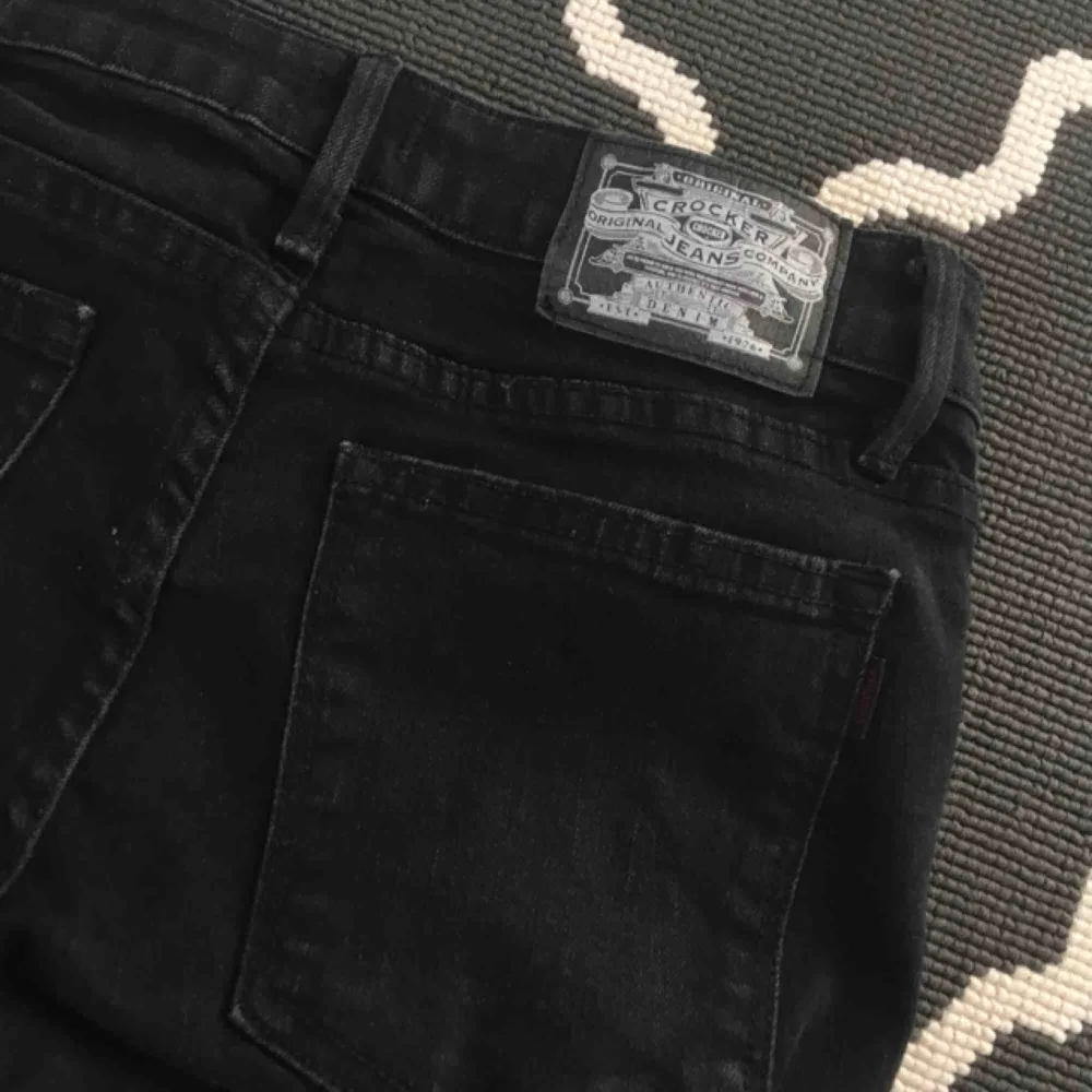 Snygga Bootcut jeans från Crocker i fint skick!   Mötes upp i Uppsala annars tillkommer fraktkostnad. 💗. Jeans & Byxor.