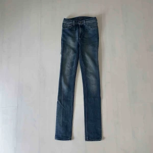  - Nudie jeans i mörk tvätt, långa smala ben. 