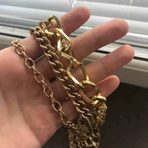  - Styliga kedjor i guld ! 60 för en, 150 för alla 3! Man kan ha dem som halsband eller hänga på byxor. 