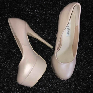  - Ljusrosa klackskor från nelly, i gott skick.