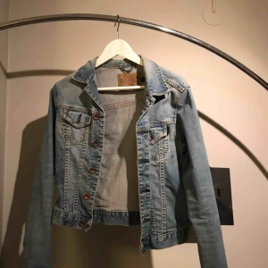  - Levis jeansjacka ! 