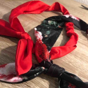  - 50kr för båda, hårband helt nya  Kan såklart frakta på egen bekostnad