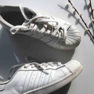  - Ett par riktigt snygga addidas, använda. Säljer dom eftersom de är för små❤️