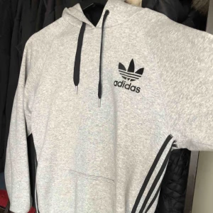 - En sjukt mysig adidas tjocktröja i storlek S. Skulle säga att den är oversize då jag är 160 och den är ner till knäna på mig ungefär. Den är i otroligt fint skick då den bara är använd 2-3 gånger.  Kan mötas upp eller frakta och köparen står för frakten.