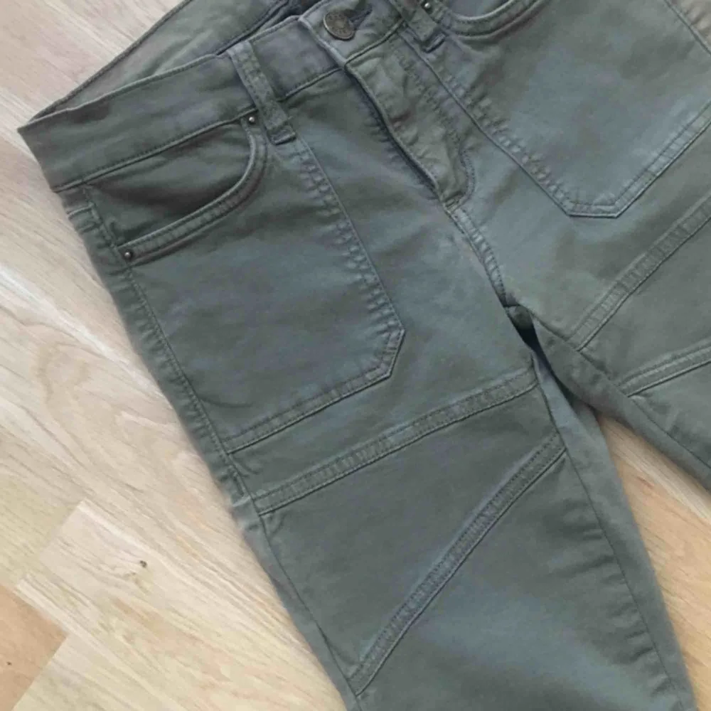Snygga cammo/militärgröna jeans från BDG (urban outfitters). Aldrig används. . Jeans & Byxor.