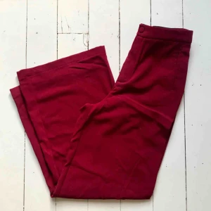  - Vida vinröda byxor med hög midja. 