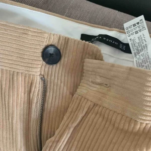  - Superfina vida manchester byxor från zara i beige