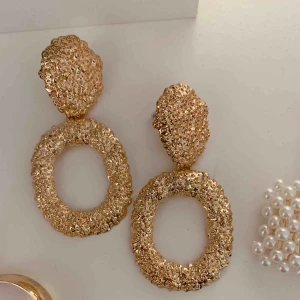  - Supertrendiga örhängen! Aldrig använda, och säljer dem just för att de ej kommer till användning. Finns ej att köpa i butik längre heller verkar det som!