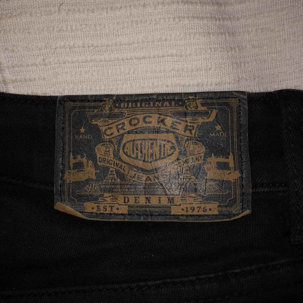 Ett par helt svarta Crocker jeans. Demens använda men dem är som nya utan skador eller något sånt. Dem är skinny fit och rätt så stretchiga så att dem kan stretcha ut i midjan och är riktigt bekväma.. Jeans & Byxor.