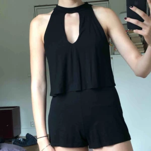  - Svart byxdress från Pull&bear. Väldigt fin design! Aldrig använd så i fint skick✨✨