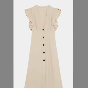  - Jättesöt beige klänning från Zara. Helt ny och oanvänd! Storlek M💕💕