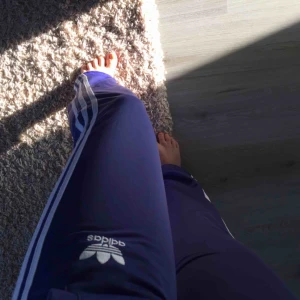  - as coola old school adidas byxor i lite bootcut style