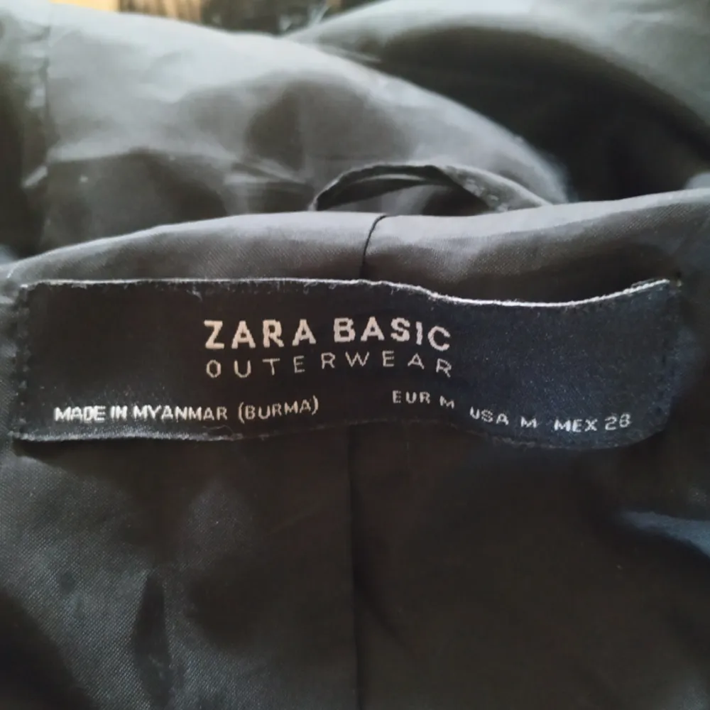 Knappt använd höst/vinter kappa från Zara. Kappan är oversize i modellen och har en fluffig luva. Halvkort modell. Jackor.