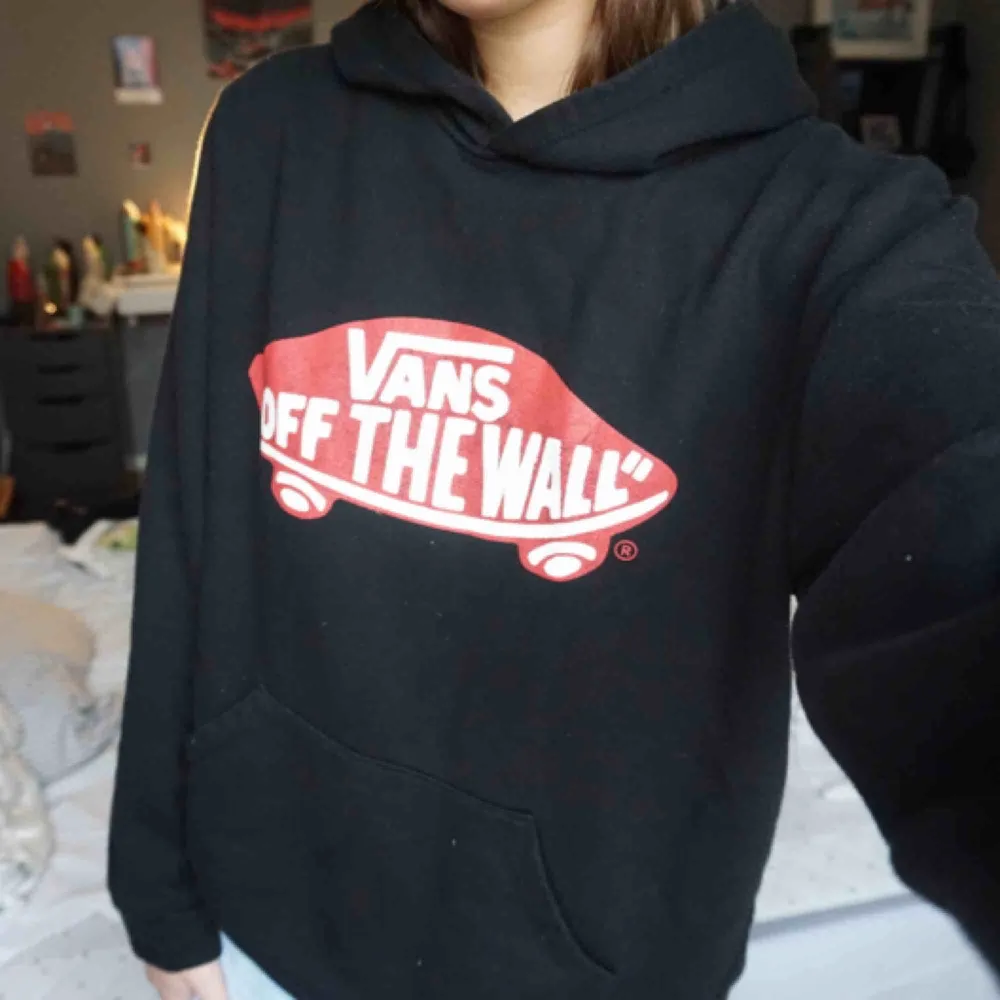 Vans Hoodie i fint skick storlek S. 150 kr inklusive frakt🥳 . Hoodies.