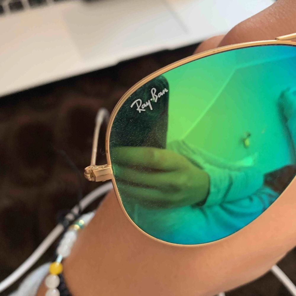 Pilot solglasögon från rayban med grönt spegelglas. Bra skick använda fåtal gånger bara. Accessoarer.