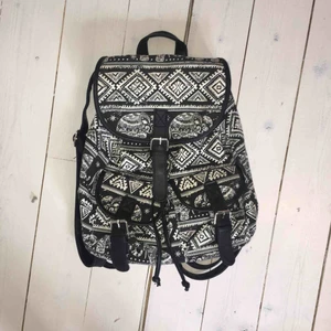  - Svart- och vitmönstad ryggsäck från JFR med ett par olika fack. Toppskick, nypris typ 300-400