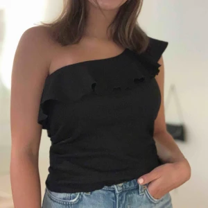  - Super fin one-shoulder tröja, använd en gång så är alltså i nyskick