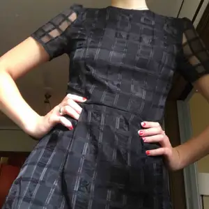 As cool klänning i ett annorlunda tyg! Tyvärr är den för liten för mig:(