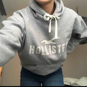 - Fin grå hollister hoodie.