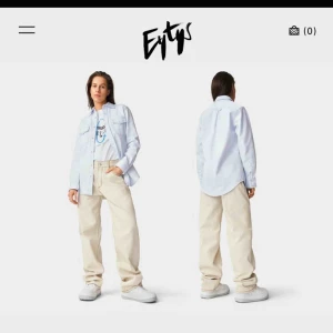  - Eytys benz twill i storlek 26. Skitsnygga och lite baggy jeans med beiga sömmar. Nypris 2000kr