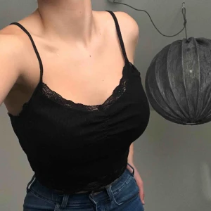  - Svart och vitt spets linne båda i bra skick. 15kr st