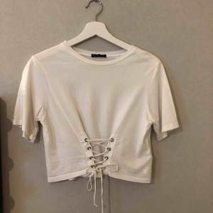 Vit t-shirt från Zara med en snygg snörnings detalj☺️ Använd 2 gånger, det går enkelt att justera hur hård/lös knytning man vill ha. Frifrakt🌟