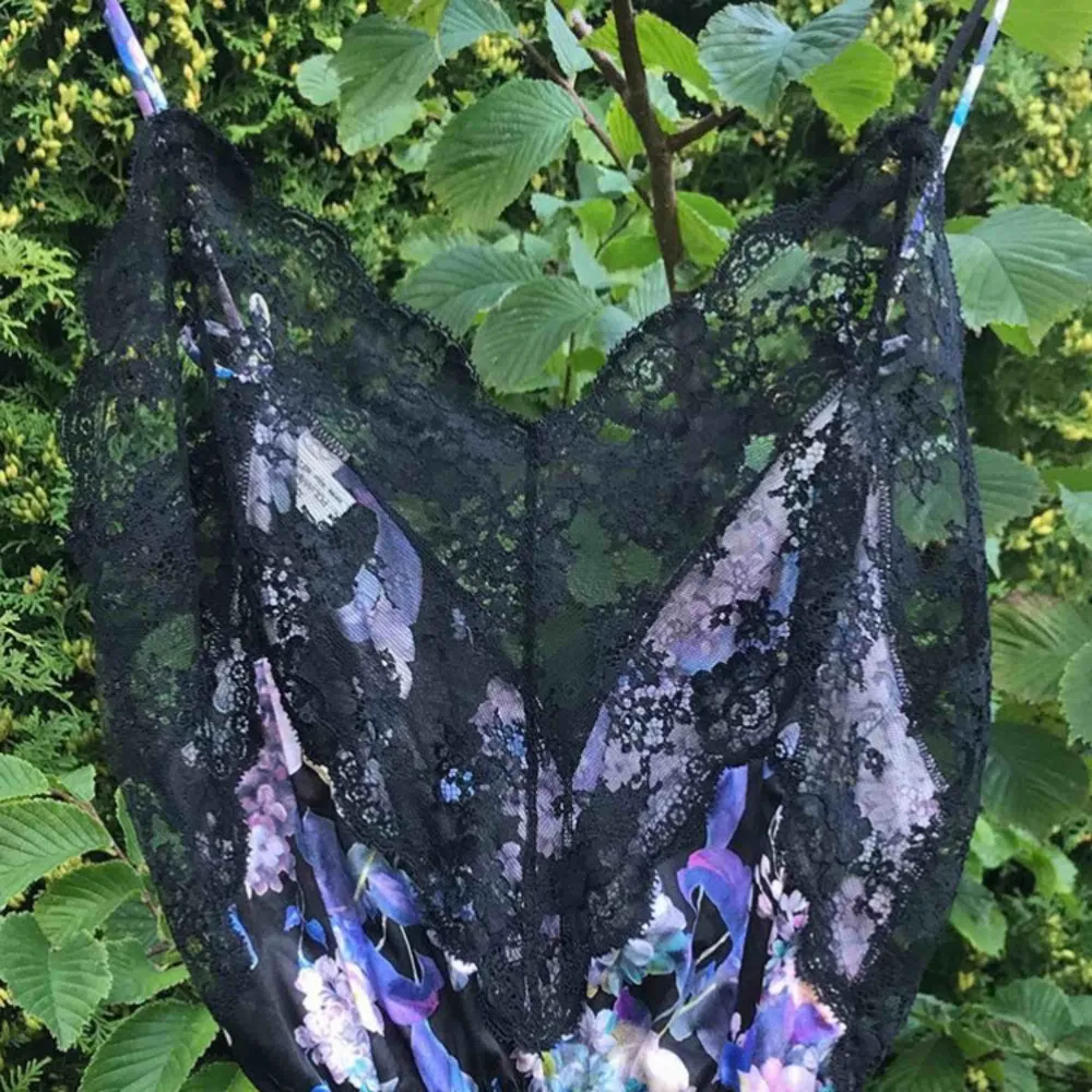 90’s Italian lace floral body dream 🌸🌺 Hade aldrig sålt om det inte vore för att jag är för lång för den 💔 Du bör mao vara kortare än 1.74. Frakt på 40 SEK tillkommer om den behöver skickas 🕊. Toppar.