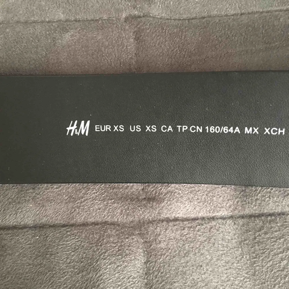 fake-skinn bälte från H&M, nypris 100kr. säljes då den inte kommit till ngn nytta, fick ett likadant av en vän:) 🖤. Accessoarer.