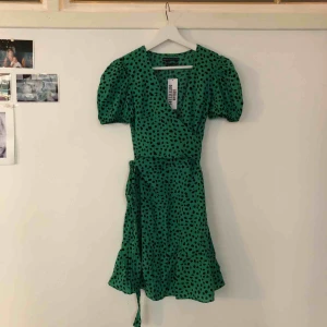  - Helt ny, superfin omlott klänning från urbanoutfitters i New York. Nypris- 69$ (dollar) ca 600-700kr🌟