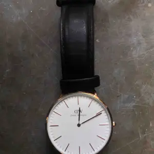 Daniel Wellington klocka (svart och guld) Skick: 8/10 Nypris: 1800kr Mitt pris: 400kr plus frakt