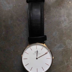 Svart Daniel Wellington Klocka - Daniel Wellington klocka (svart och guld) Skick: 8/10 Nypris: 1800kr Mitt pris: 400kr plus frakt