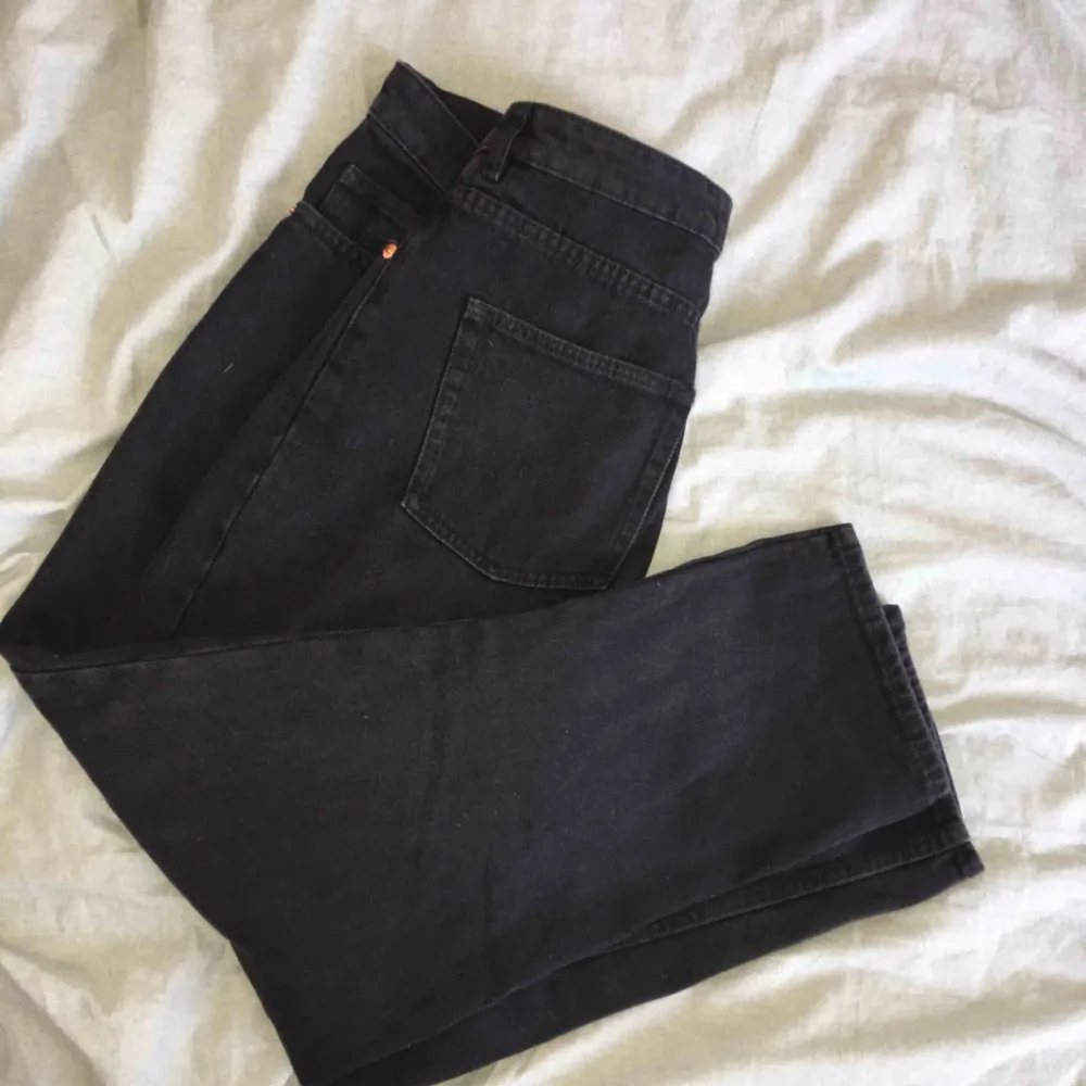 Oanvända jeans från monki.  Vet inte riktigt vilken storlek i ”svenskt mått” (???) Men min kompis med storlek L i byxor testade dessa och dom passade henne!!  Vi delar på frakten!!🌼. Jeans & Byxor.