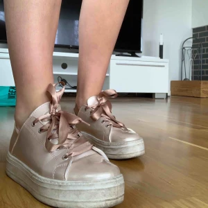  - Ett par fina ljusrosa skor från k-cobler, köpta för 800kr , de är lita smutsiga men lätta att tvätta av, storlek 37