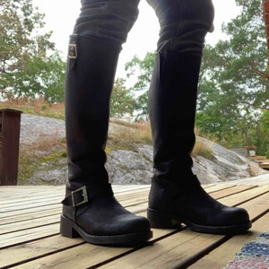  - Ett par höga äkta Johnny bulls storlek 37, använda 1 vinter men är i bra och fint skick, köpta för 1 800kr. 