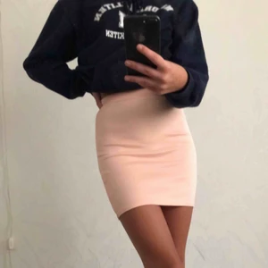  - basic rosa tight kjol ifrån prettylittlething, superfin och lätt att klä både upp och ner, aldrig använd, prislapp kvar är strl 6, alltså xs men skulle även passa xxs köpare står för frakt