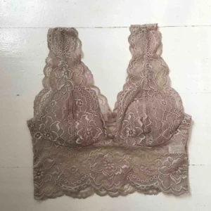  - Jättefin spetsbh, mycket sparsamt använd. Säljer pga tyvärr blivit för liten för mig! Kall beige färg, går ner lite längre nedanför brösten/på ryggen. Väldigt bekväm och snygg passform. Köpt för 399kr