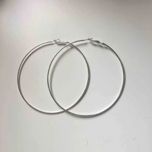  - Frakt 19kr. Stora silverfärgade ringar. Använda 1gång. Fint skick. 😊